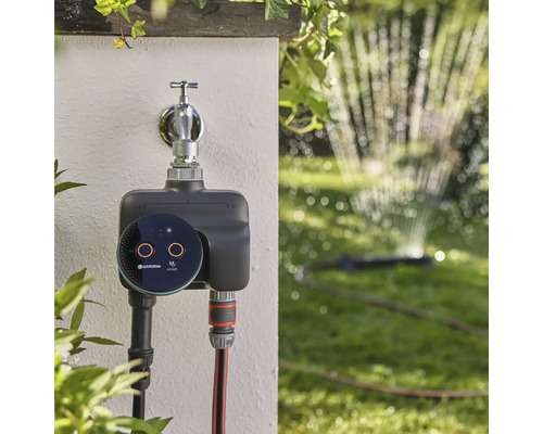 Sistem inteligent de control al irigațiilor Gardena cu aspersor de gazon în grădină