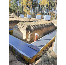 Groapă de construcție cu fundație și izolație pentru o clădire.