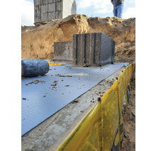 Vedere a blocurilor de beton pe o folie de construcție pe un șantier