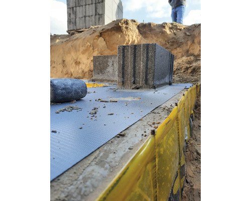 Vedere a blocurilor de beton pe o folie de construcție pe un șantier