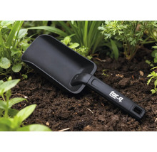 Lo পেটopată de grădină în stratul de flori cu logo-ul for_q pe mâner