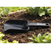 Lopatǎ de grǎdinǎ din plastic în patul de flori