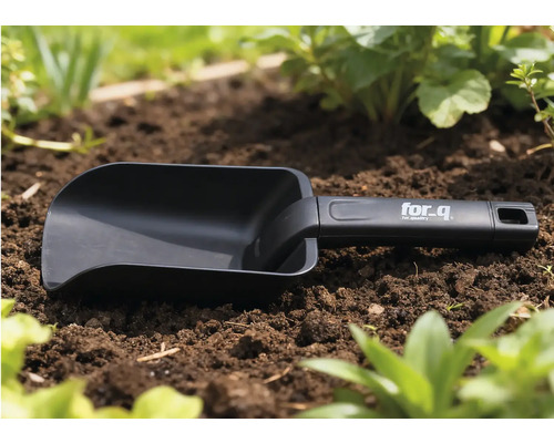 Lopatǎ de grǎdinǎ din plastic în patul de flori