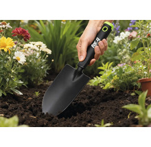 Gletieră de grădină utilizată într-un strat de flori.