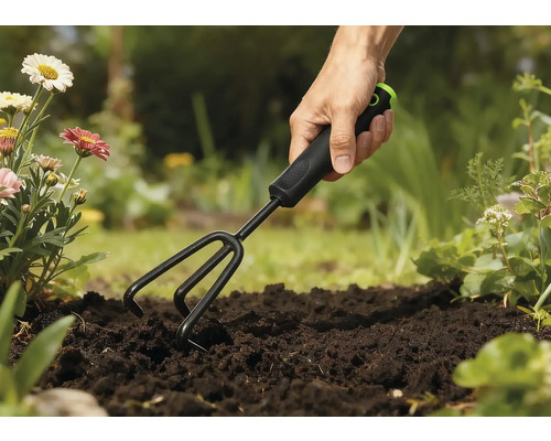 Sapa de grădină utilizată într-un strat de grădină