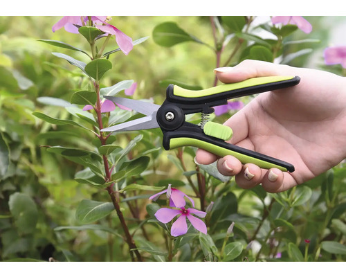 Foarfecă de grădină folosită pentru tăierea plantelor