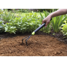 Cultivator de grădină utilizat pentru a slăbi pământul într-un strat de grădină