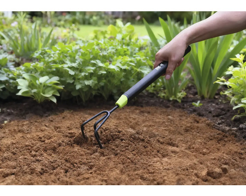 Cultivator de grădină utilizat pentru a slăbi pământul într-un strat de grădină