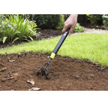 Lucrarea solului cu o gheară de grădină în grădină