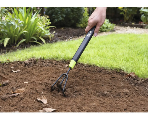 Lucrarea solului cu o gheară de grădină în grădină