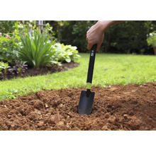 Grădinărit cu o lopată de mână în grădină