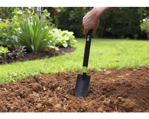 Grădinărit cu o lopată de mână în grădină