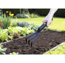 Cultivator de grădină folosit într-o grădină de legume.