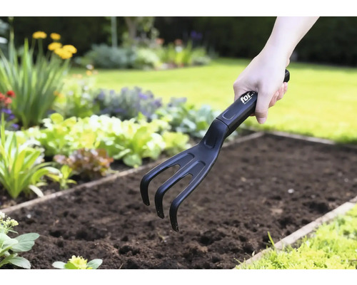 Cultivator de grădină folosit într-o grădină de legume.