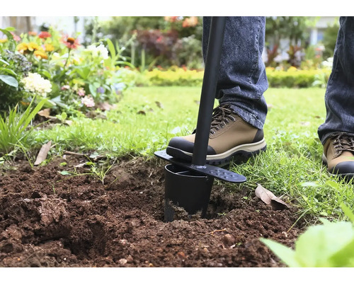 Unealtă de grădină pentru plantarea bulbilor de flori în grădină