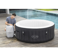 Cădiță gonflabilă cu hidromasaj Lay-Z-Spa Miami cu bărbat și pompă pe o terasă din lemn lângă o piscină