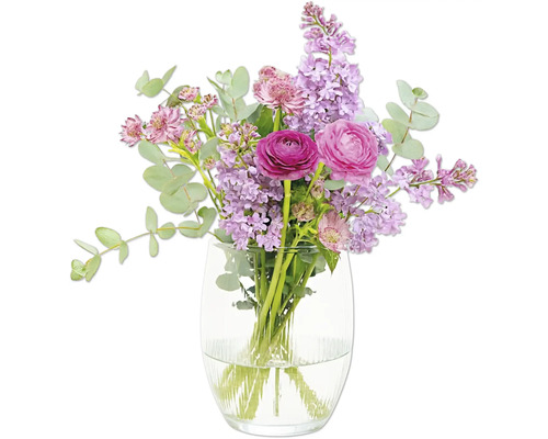 Buchet cu flori de ranunculus și liliac într-o vază de sticlă