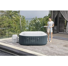 Cada gonflabilă cu hidromasaj Lay-Z-Spa este umplută cu un furtun de apă.