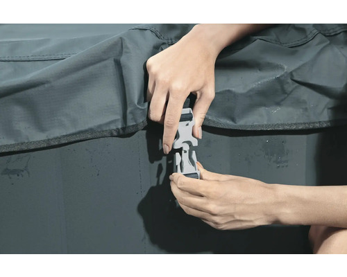 O persoană fixează o închidere cu clic pe o husă de protecție.