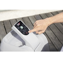 Panou de control al unui jacuzzi cu o mână apăsând un buton