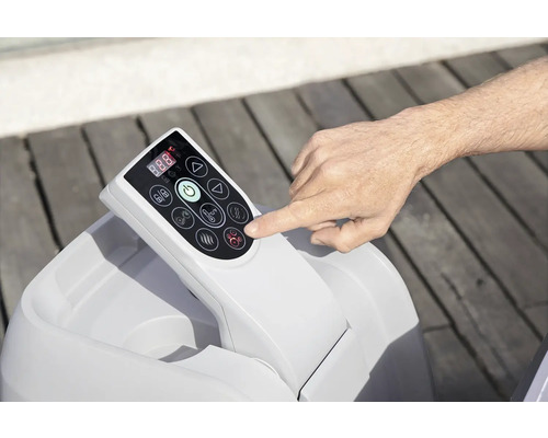 Panou de control al unui jacuzzi cu o mână apăsând un buton