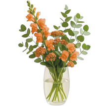 Aranjament floral cu gura-leului și eucalipt într-o vază de sticlă