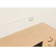 Birou cu sistem de gestionare a cablurilor pe perete