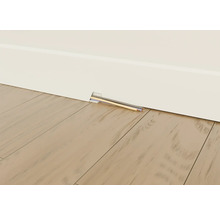 Plintă cu canal de cablu și cabluri instalate în interior în fața podelei din lemn