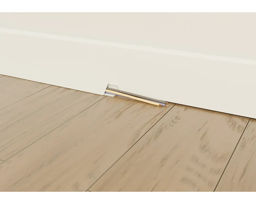 Plintă cu canal de cablu și cabluri instalate în interior în fața podelei din lemn