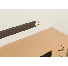 Canal de cablu aparent cu cabluri deasupra unui birou