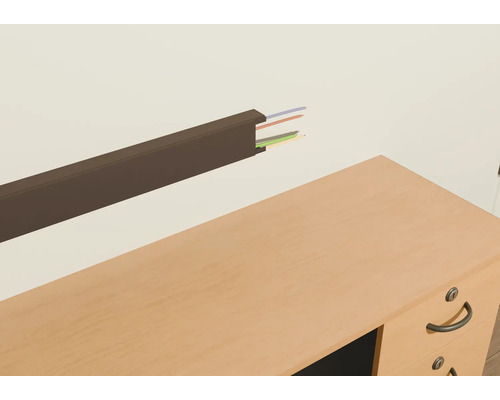 Canal de cablu aparent cu cabluri deasupra unui birou