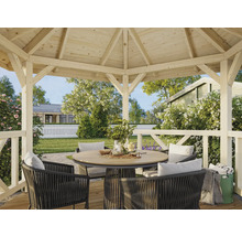 Foișor de grădină din lemn cu mobilier de grădină și vedere la grădină