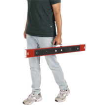 Bărbat care poartă o bară de nivelare