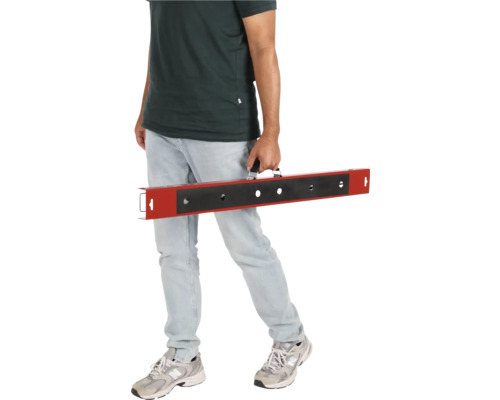 Bărbat care poartă o bară de nivelare