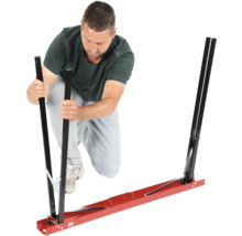 Un bărbat asamblează un ajutor de montaj pentru geamuri auto.