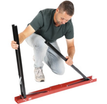 O persoană asamblează un tăietor de panouri.