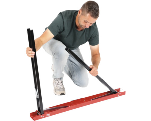 O persoană asamblează un tăietor de panouri.