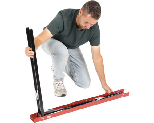 Bărbat asamblând un șablon metalic de tăiere a plăcilor pentru plăci mari