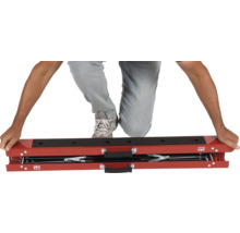 Persoană îngenuncheată pe un elevator de motociclete Cargo Point