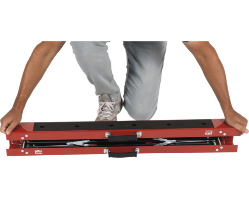 Persoană îngenuncheată pe un elevator de motociclete Cargo Point