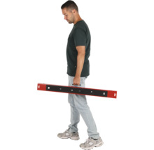 Un bărbat care poartă o șipcă de nivelare cu mâner