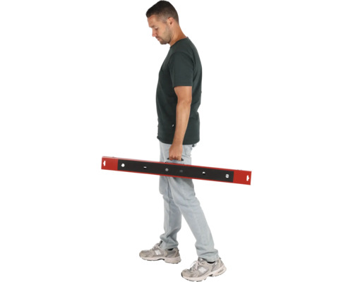 Un bărbat care poartă o șipcă de nivelare cu mâner