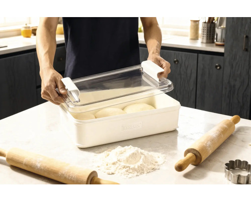Recipient pentru aluat cu capac și două sucitoare plus făină pe un blat de bucătărie