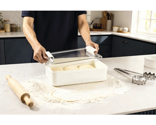 Scenă într-o bucătărie: un bărbat deschide o cutie de conservare cu aluat, înconjurat de făină, un sucitor și forme de tăiat.