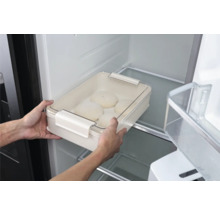 Persoană care pune un vas cu aluat cu capac în frigider