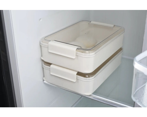 Două recipiente dreptunghiulare de depozitare cu capace transparente în frigider