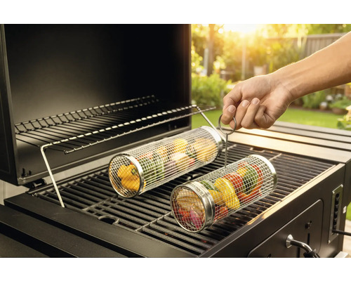 Rulou pentru legume pe un grătar cu alimente la grătar