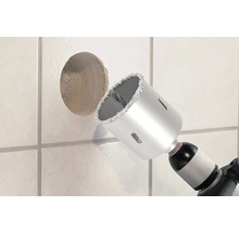 Freza diamantată execută o gaură într-o faianță