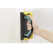 Mână cu arici abraziv pentru șlefuirea unui perete