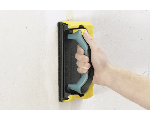 Mână cu arici abraziv pentru șlefuirea unui perete